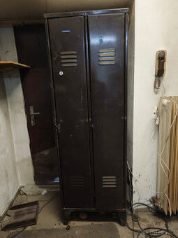 plechová skříňka