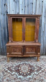 Vyřezávaná skříňka s vitrínou