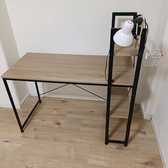 stůl s lampou a košem