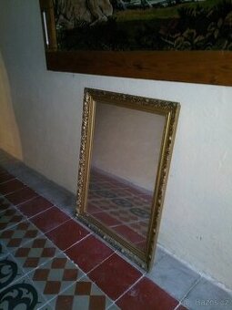 Zrcadlo v rámu