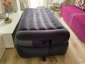 Nafukovací matrace Intex s elektrickou pumpou.