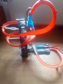 Hot wheels věž