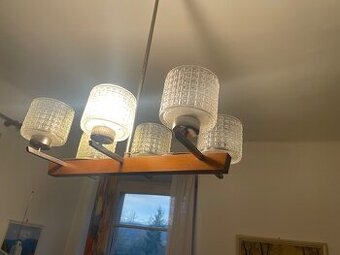 Stylové závěsné světlo s industriálním nádechem