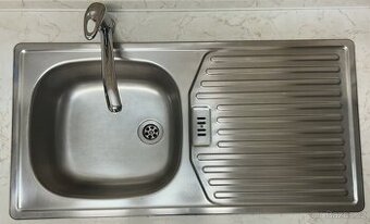Nerezový kuchyňský dřez s baterií