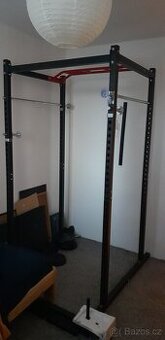 Posilovací klec s hrazdou