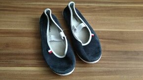 Černé cvičky s bílou podrážkou, vel. 37