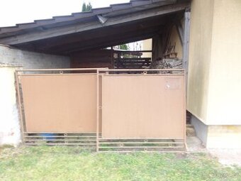 Prodám ocel. bránu a plechové dveře s ocel. rámem