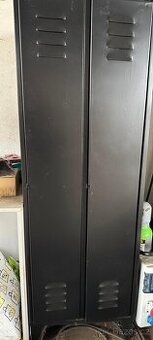 Plechová šatní skříň