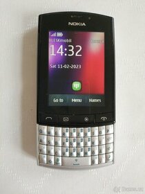 Nokia Asha 303 s baterií a s nabíječkou