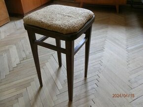 Dřevěná čalouněná stolička