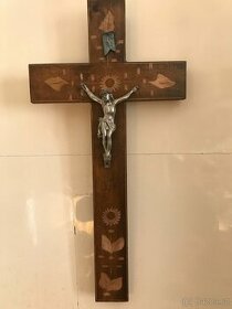 výřezávaný kříž s Kristem