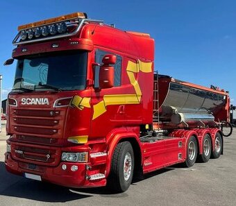 Scania R580 V8 8x4 nosič kontejneru s asfaltovým rozmetadlem