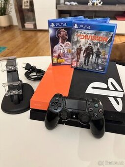 Playstation 4 + hry + příslušenství