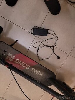 E kolobezka kingsong n10 + helma
