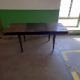 starý stůl s dřevěným mechanizmem