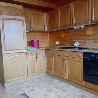 Rustikální kuchyňská linka se spotřebiči