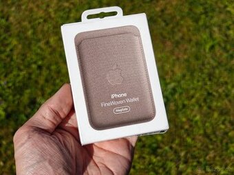 Apple FineWoven peněženka s MagSafe k iPhonu kouřová
