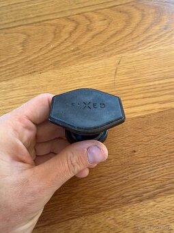 Držák na mobilní telefon do ventilace auta