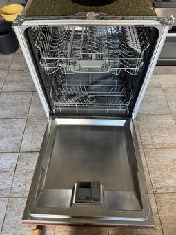 Vestavná myčka Bosch 60cm kontaktní tel.602 203 767