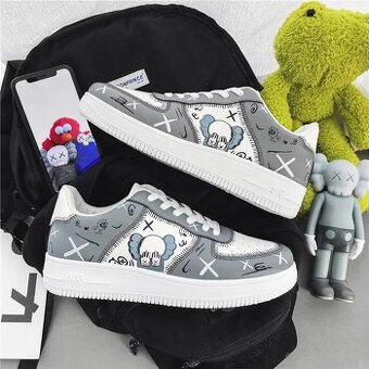 TENISKY KAWS