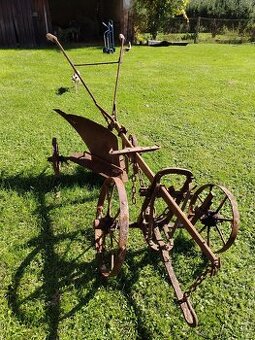 Historický pluh za koně