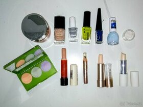 Sada kosmetiky - rtěnky, correcotry, laky, stíny..