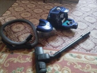 Bezsáčkový vysavač