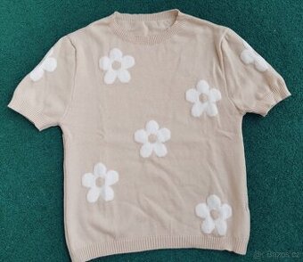 Béžový svetr s kytičkama