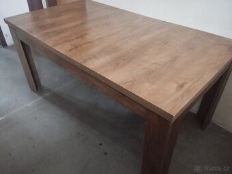 Jídelní stůl