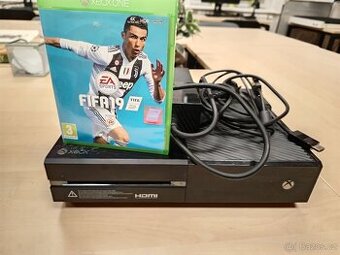X Box One 500 GB + kabeláž a hra FIFA 2019