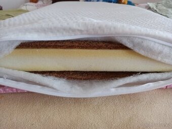 Dětská dřevěná postýlka.