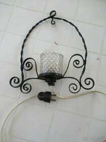 lucerny, svícny a poličky-kov
