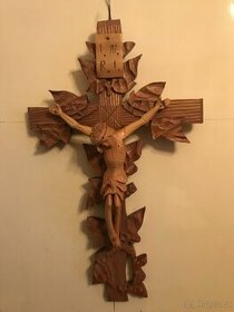 řezbovaný kříž