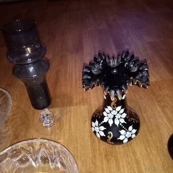 Prodám staré sklo, smaltované a jiné, vázy poháry apod.