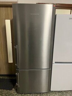 LIEBHERR – tmavě šedý „široký král“ mezi lednicemi