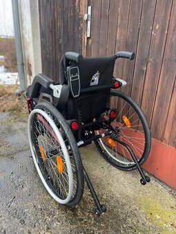 Elektrický stavěcí invalidní vozík