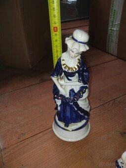 Jedná se o porcelánovou figurku v rokokovém stylu