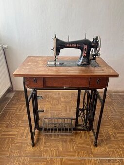 Šicí stroj LADA