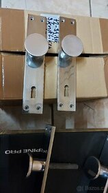 Hliníkové dveřní štítky zn. Komas 72,90 ( klíč i vložka)