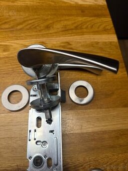 Rozetové dveřní kování na WC + zámek 4 ks