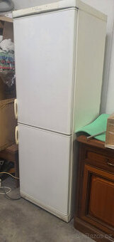 lednici Electrolux s mrazákem dole