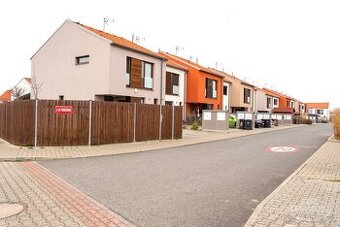 Luxusní řadový dům 4+kk s bazénem a zahradou v Drahelčicích,