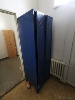 Plechová šatní skříň