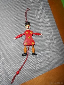 Stará dřevěná loutka 12 cm + provázky - stav foto