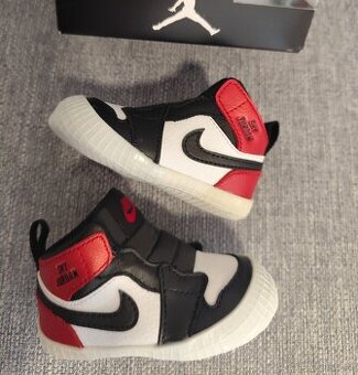"Nové" mimi Nike Jordan 1 Crib bootie - 1