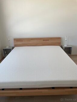 Dvoulůžková postel z masivu