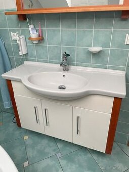 závěsná skříňka s umyvadlem a zrcadlem