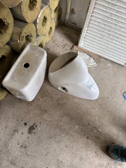 RADIÁTORY A RŮZNÁ SANITA, umyvadla, pisoár, wc, trubky, atd.