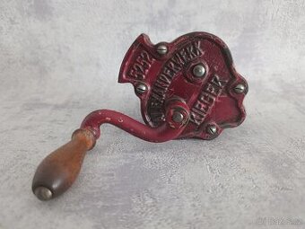 Velmi starý, zachovalý mlýnek kráječ ALEXANDERWERK