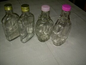 láhve 0,5l s uzávěrem, plucky (placatky) 0,2l ,demižon 5l